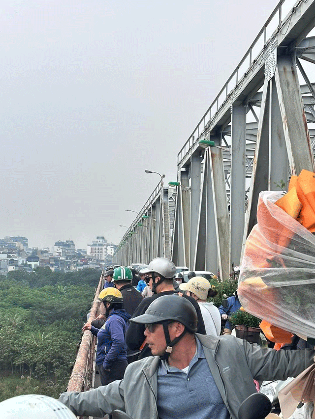 Cap-nhat-tinh-hinh-nguoi-phu-nu-bo-lai-xe-may-lam-dieu-dai-dot-o-cau-chuong-duong