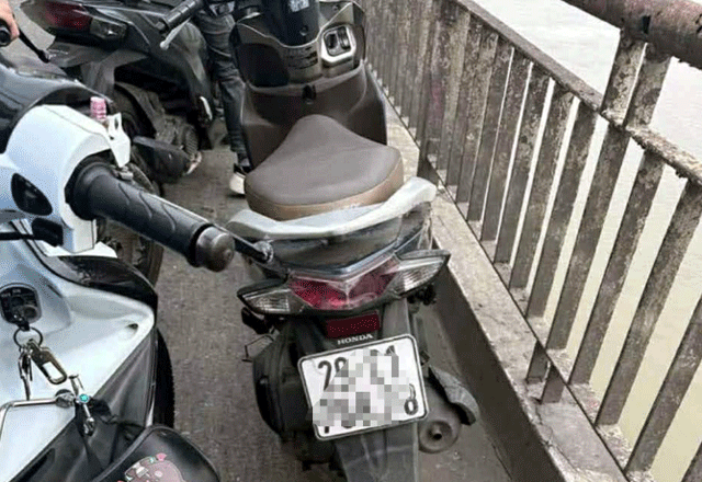 Cap-nhat-tinh-hinh-nguoi-phu-nu-bo-lai-xe-may-lam-dieu-dai-dot-o-cau-chuong-duong-4