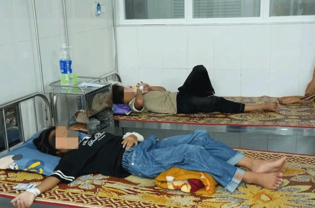 Phu-huynh-qua-quyet-don-con-ve-lan-thu-4-khi-thay-nu-pho-hieu-truong-vu-40-hoc-sinh-ngo-doc-den-truong-2