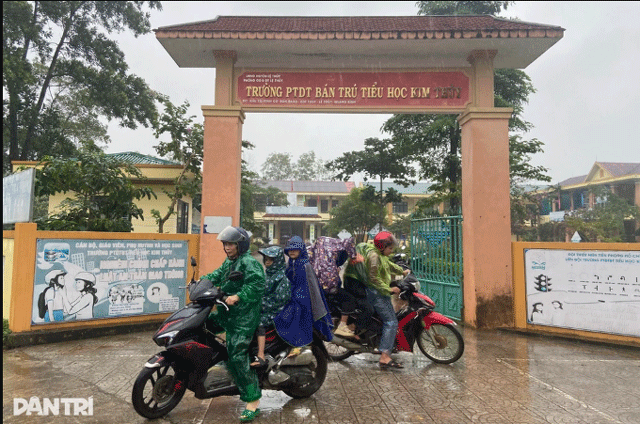 Phu-huynh-qua-quyet-don-con-ve-lan-thu-4-khi-thay-nu-pho-hieu-truong-vu-40-hoc-sinh-ngo-doc-den-truong-3