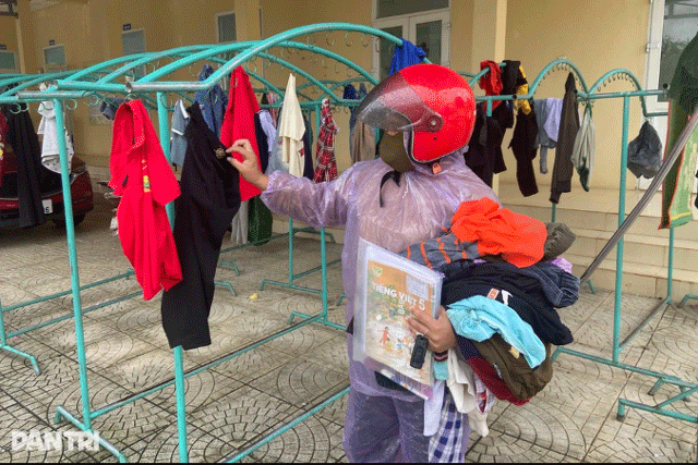 Phu-huynh-qua-quyet-don-con-ve-lan-thu-4-khi-thay-nu-pho-hieu-truong-vu-40-hoc-sinh-ngo-doc-den-truong-4