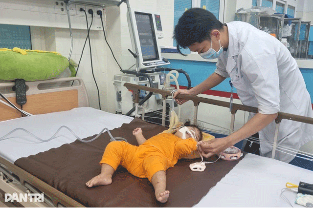 Be-gai-28-thang-tuoi-bi-me-bo-roi-trong-vien-duoc-cac-bac-si-xem-nhu-con-gai-cham-soc-vo-dieu-kien-1