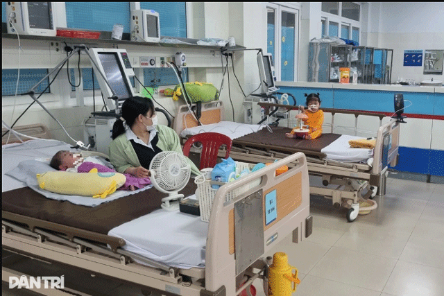 Be-gai-28-thang-tuoi-bi-me-bo-roi-trong-vien-duoc-cac-bac-si-xem-nhu-con-gai-cham-soc-vo-dieu-kien-3