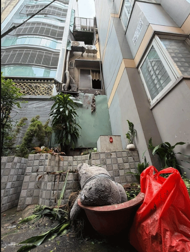 Vu-chay-quan-an-khien-6-nguoi-thuong-vong-o-tphcm-co-2-co-gai-nhay-tu-tren-cao-xuong-de-thoat-than-3