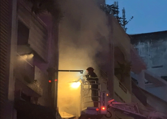 Vu-chay-quan-an-khien-6-nguoi-thuong-vong-o-tphcm-co-2-co-gai-nhay-tu-tren-cao-xuong-de-thoat-than-4