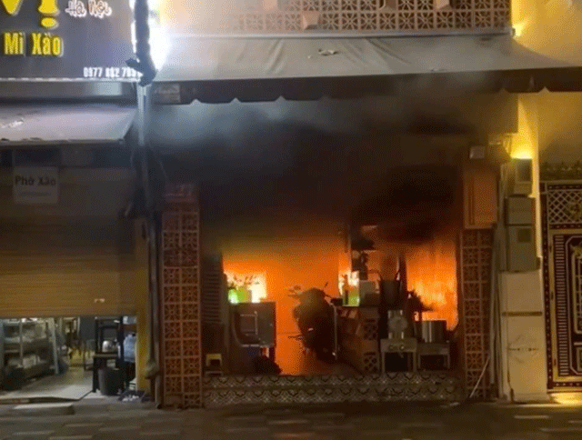 Vu-chay-quan-an-khien-6-nguoi-thuong-vong-o-tphcm-co-2-co-gai-nhay-tu-tren-cao-xuong-de-thoat-than-5