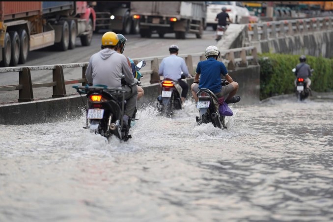 nguyen-nhan-nhieu-tuyen-pho-o-tphcm-ngap-sau-khien-nguoi-dan-di-chuyen-kho-khan-nguy-hiem-1