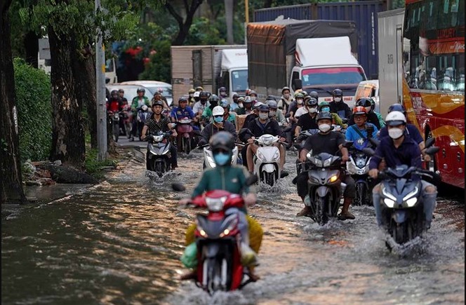 nguyen-nhan-nhieu-tuyen-pho-o-tphcm-ngap-sau-khien-nguoi-dan-di-chuyen-kho-khan-nguy-hiem-2