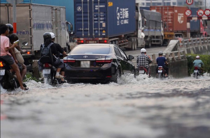 nguyen-nhan-nhieu-tuyen-pho-o-tphcm-ngap-sau-khien-nguoi-dan-di-chuyen-kho-khan-nguy-hiem-3