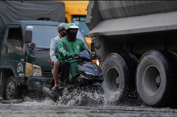 nguyen-nhan-nhieu-tuyen-pho-o-tphcm-ngap-sau-khien-nguoi-dan-di-chuyen-kho-khan-nguy-hiem-4