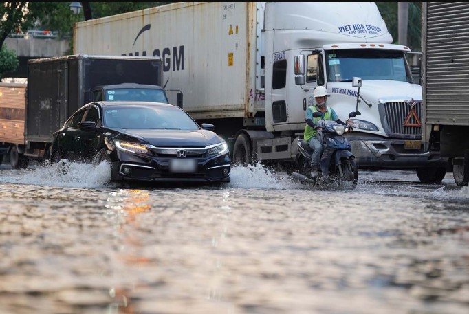nguyen-nhan-nhieu-tuyen-pho-o-tphcm-ngap-sau-khien-nguoi-dan-di-chuyen-kho-khan-nguy-hiem-5