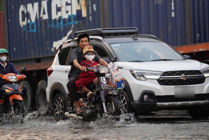 nguyen-nhan-nhieu-tuyen-pho-o-tphcm-ngap-sau-khien-nguoi-dan-di-chuyen-kho-khan-nguy-hiem-7