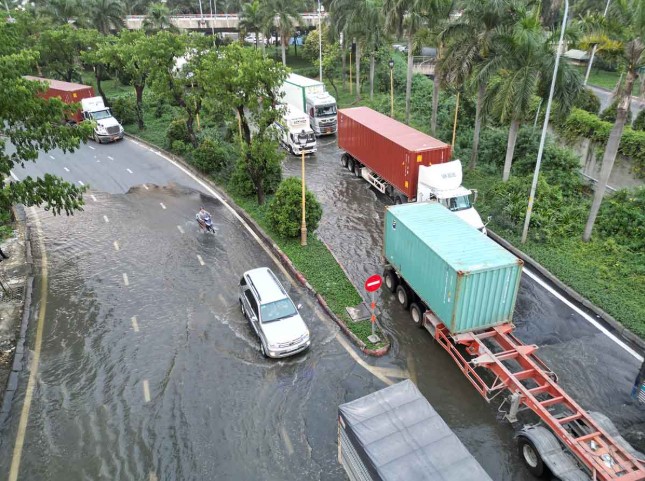 nguyen-nhan-nhieu-tuyen-pho-o-tphcm-ngap-sau-khien-nguoi-dan-di-chuyen-kho-khan-nguy-hiem-8