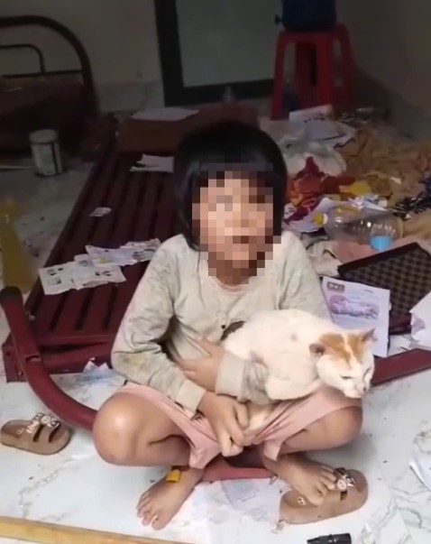 Danh-tinh-nam-giao-vien-da-dung-cam-len-tieng-de-giai-cuu-2-chau-be-bi-cha-nhot-xich-trong-phong-2