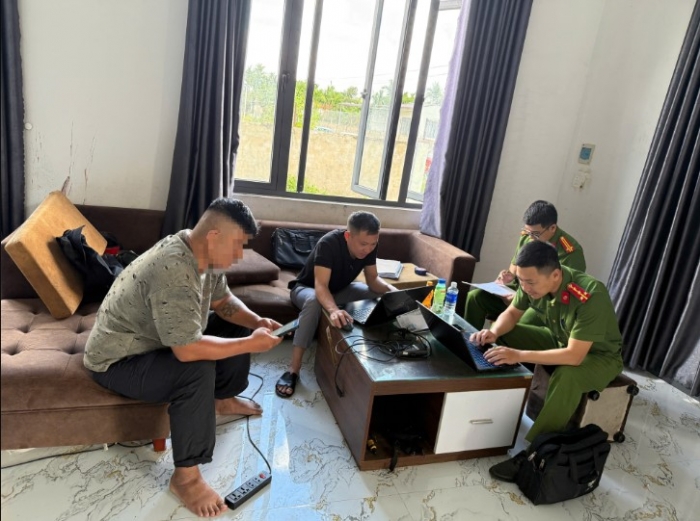 Danh-tinh-nam-giao-vien-da-dung-cam-len-tieng-de-giai-cuu-2-chau-be-bi-cha-nhot-xich-trong-phong-4