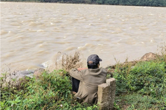 Vu-nu-sinh-de-do-tren-bo-song-truoc-khi-mat-tich-xot-xa-canh-nguoi-bo-ngoi-1-tuan-ben-bo-doi-con-ve-2