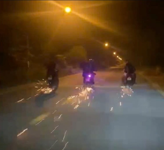 buc-xuc-canh-nhom-thieu-nien-la-het-nam-tren-yen-xe-va-quet-chan-chong-xuong-duong-tao-lua-1