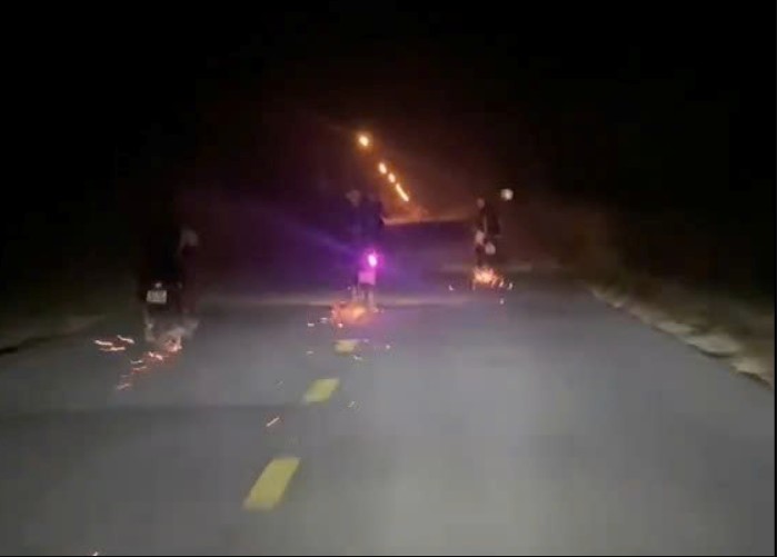 buc-xuc-canh-nhom-thieu-nien-la-het-nam-tren-yen-xe-va-quet-chan-chong-xuong-duong-tao-lua-2