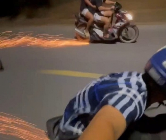 buc-xuc-canh-nhom-thieu-nien-la-het-nam-tren-yen-xe-va-quet-chan-chong-xuong-duong-tao-lua-3