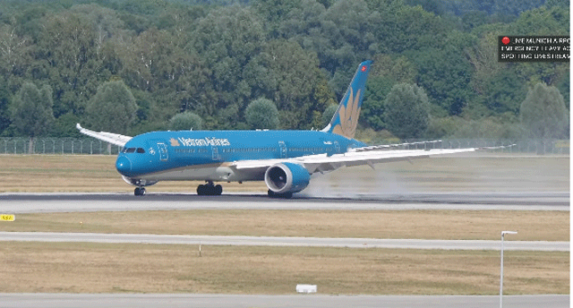 May-bay-vietnam-airlines-2
