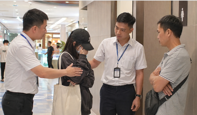 Quay-len-trong-nha-ve-sinh-van-hanh-mall-2