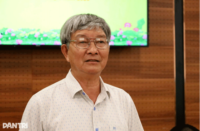 Thi-sinh-dung-dien-thoai-trong-phong-thi-4