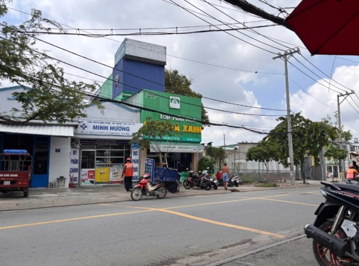 con-trai-bi-giao-vien-bat-ngu-truoc-toilet-4