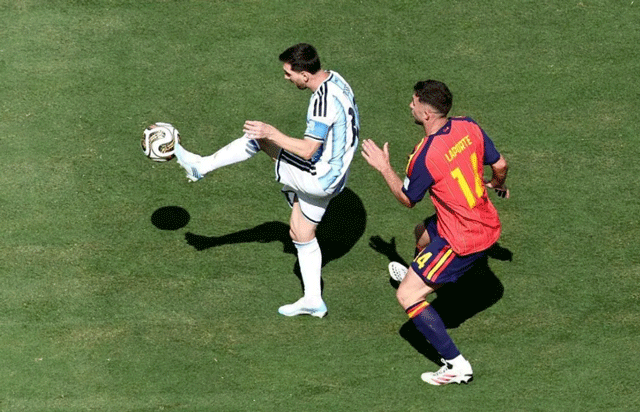 Messi-tay-ban-nha-argentina-4
