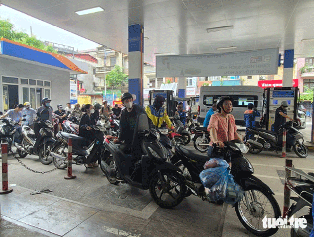 Loat-cua-hang-xang-dua-o-ha-noi-nghi-ban-4