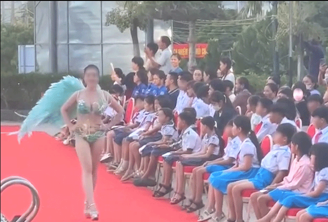 Trinh-dien-ao-tam-truoc-nhieu-hoc-sinh-1