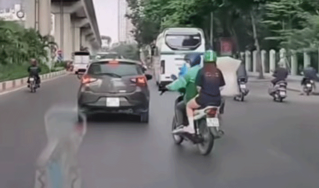 Xe-om-cong-nghe-dam-duoi-oto-2