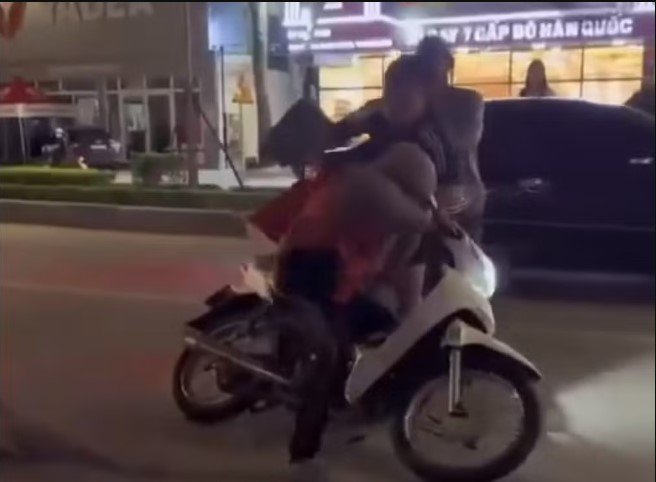 nam-tai-xe-taxi-danh-dap-3