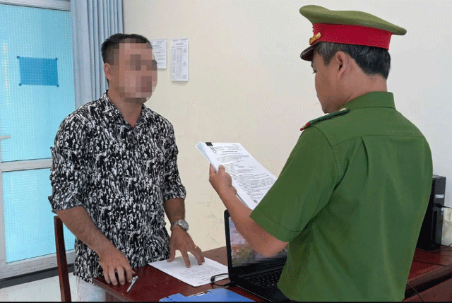 Vụ tai nạn giao th&ocirc;ng nghi&ecirc;m trọng tại Vĩnh Long khiến 2 người tử vong tiếp tục c&oacute; diễn biến mới sau qu&aacute; tr&igrave;nh điều tra. Cơ quan chức năng đ&atilde; l&agrave;m r&otilde; nguy&ecirc;n nh&acirc;n ban đầu li&ecirc;n quan đến phần đường di chuyển của c&aacute;c phương tiện. Ng&agrave;y 24.6, Cơ quan Cảnh s&aacute;t điều tra C&ocirc;ng an tỉnh Vĩnh Long cho biết đ&atilde; khởi tố vụ &aacute;n, khởi tố bị can đối với L&ecirc; Mạnh Cường, sinh năm 1996, để điều tra về tội Vi phạm quy định về tham gia giao th&ocirc;ng đường bộ. Bị can được &aacute;p dụng biện ph&aacute;p ngăn chặn cấm đi khỏi nơi cư tr&uacute;. Theo điều tra ban đầu, khoảng 21h15 ng&agrave;y 14.3, Cường điều khiển &ocirc; t&ocirc; kh&aacute;ch di chuyển tr&ecirc;n đường tỉnh 913, hướng từ x&atilde; C&agrave;ng Long về x&atilde; B&igrave;nh Ph&uacute;. Khi xe đi đến khu vực ấp Rạch R&ocirc; 2, x&atilde; Nhị Long, &ocirc; t&ocirc; kh&aacute;ch do Cường điều khiển xảy ra va chạm với xe m&aacute;y do &ocirc;ng T.V.T., sinh năm 1986, cầm l&aacute;i. Tr&ecirc;n xe m&aacute;y l&uacute;c n&agrave;y c&ograve;n c&oacute; b&agrave; V.T.T.G., sinh năm 1988. Vụ tai nạn khiến b&agrave; G. tử vong tại chỗ. &Ocirc;ng T. được đưa đến cơ sở y tế cấp cứu nhưng sau đ&oacute; kh&ocirc;ng qua khỏi. Qua x&aacute;c minh, cơ quan điều tra x&aacute;c định nguy&ecirc;n nh&acirc;n trực tiếp dẫn đến vụ tai nạn l&agrave; do t&agrave;i xế Cường điều khiển xe kh&aacute;ch đi kh&ocirc;ng đ&uacute;ng phần đường theo quy định. Ngo&agrave;i ra, kết quả điều tra cũng ghi nhận &ocirc;ng T. khi điều khiển xe m&aacute;y đ&atilde; chuyển hướng nhưng kh&ocirc;ng bật t&iacute;n hiệu b&aacute;o rẽ. Cơ quan chức năng c&ograve;n x&aacute;c định trong m&aacute;u của &ocirc;ng T. c&oacute; nồng độ cồn. Tuy nhi&ecirc;n, &ocirc;ng T. đ&atilde; tử vong trong vụ tai nạn.