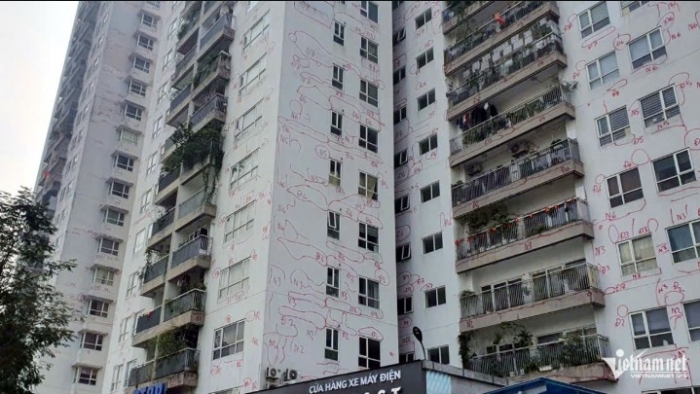 Cu-dan-toa-chung-cu-o-ha-noi-hoang-mang-tot-do-khi-xuat-hien-ky-hieu-muc-do-phu-kin-toan-bo-tuong-2