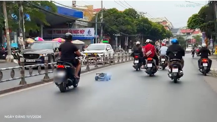 Nguoi-di-duong-phan-no-canh-nam-thanh-nien-vua-lai-xe-vua-dieu-khien-xe-mo-hinh-1