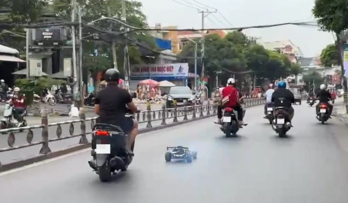 Nguoi-di-duong-phan-no-canh-nam-thanh-nien-vua-lai-xe-vua-dieu-khien-xe-mo-hinh-2