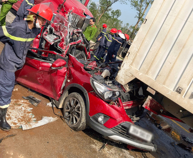 Vu-oto-5-cho-bi-vo-nat-sau-tai-nan-line-hoan-gia-dinh-thong-tin-nong-ve-tinh-hinh-4-nguoi-tren-xe-2