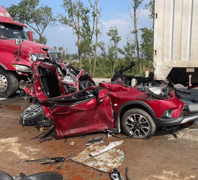 Vu-oto-5-cho-bi-vo-nat-sau-tai-nan-line-hoan-gia-dinh-thong-tin-nong-ve-tinh-hinh-4-nguoi-tren-xe-3