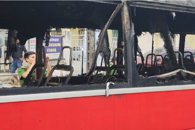 Nguoi-di-duong-hoang-hot-khi-thay-canh-xe-dua-don-cong-nhan-29-cho-bi-thieu-rui-nguyen-nhan-chay-1