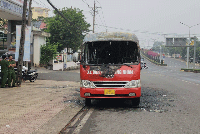 Nguoi-di-duong-hoang-hot-khi-thay-canh-xe-dua-don-cong-nhan-29-cho-bi-thieu-rui-nguyen-nhan-chay-3