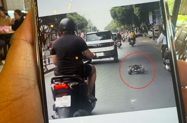 Tai-xe-gay-nao-loan-dong-nai-khi-vua-lai-xe-vua-dieu-khien-o-to-mo-hinh-toc-do-cao-nhan-tin-du-1