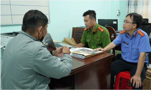 Vu-xe-tai-va-xe-khach-cho-25-nguoi-ruot-duoi-nhau-tren-cao-toc-cai-ket-dang-cho-tai-xe-xe-tai