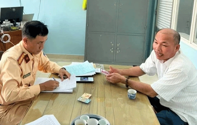 Vu-xe-tai-va-xe-khach-cho-25-nguoi-ruot-duoi-nhau-tren-cao-toc-cai-ket-dang-cho-tai-xe-xe-tai-3