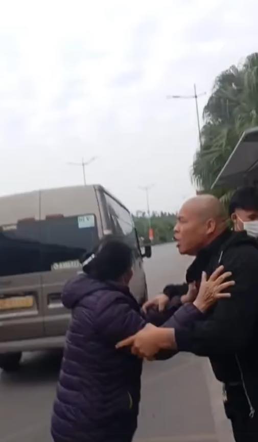 cu-ba-gan-80-tuoi-bi-phu-xe-limousine-ben-xe-bai-chay-hanh-hungh-be-dien-thoai-vi-tu-choi-len-xe-1