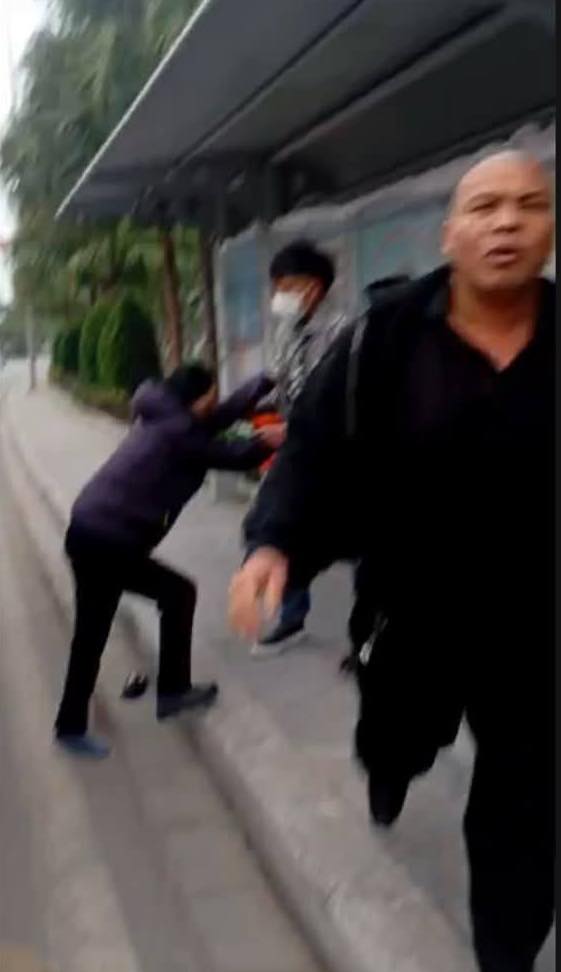 cu-ba-gan-80-tuoi-bi-phu-xe-limousine-ben-xe-bai-chay-hanh-hungh-be-dien-thoai-vi-tu-choi-len-xe-2