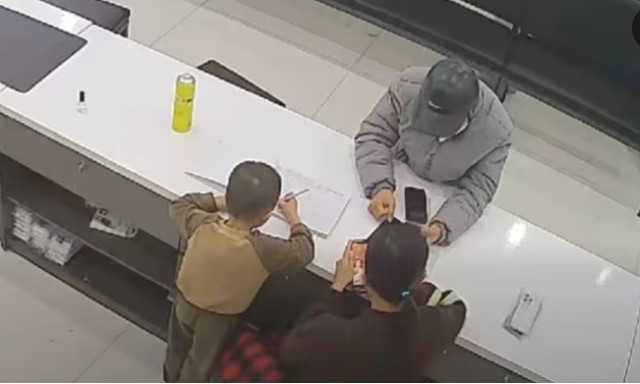 clip-nu-nhan-vien-lieu-minh-truy-duoi-ke-cuop-dien-thoai-tay-cam-dao-con-nho-khoc-thet-khi-chung-kien-1