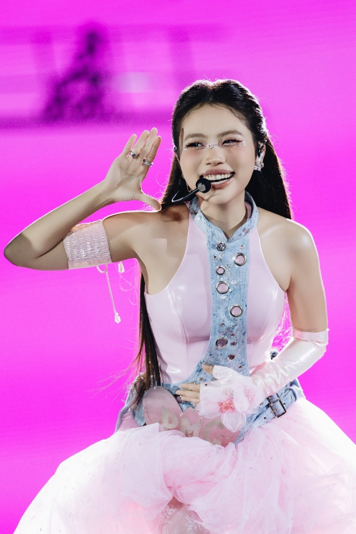 Thuc-hu-clip-phuong-my-chi-khoc-nuc-no-khi-nghe-muc-xu-phat-vi-pham-lien-quan-den-chat-cam  -4