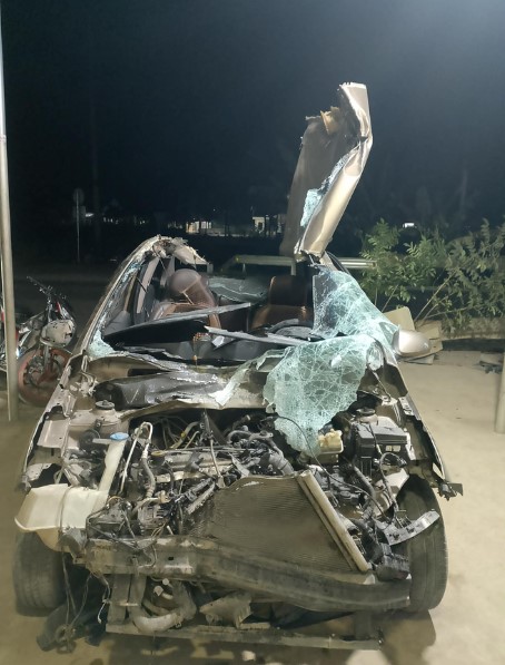 Clip-va-cham-manh-khien-xe-oto-bien-dang-dau-xe-vo-nat-tai-xe-xuat-hien-trong-tinh-trang-gay-soc -1