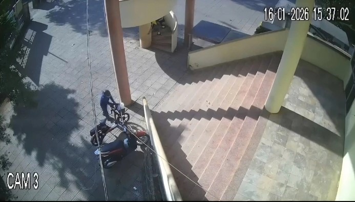 Clip-nguoi-phu-nu-bi-lay-trom-800-to-ve-so-trong-tich-tac-du-dung-ngay-dan-he-lo-bi-mat-phia-sau -1