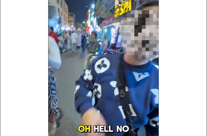 Loi-khai-gay-bat-ngo-vu-nguoi-dan-ong-ngang-nhien-moi-chao-khach-tay-dung-chat-cam-o-pho-co-ha-noi-2